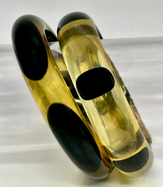 SZ100 Shultz & Pantti applejuice bakelite bangles with black dots